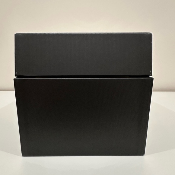 Gucci white&black shoe box with 2 dust bags, tissue/shoe stuffing papers & card - Picture 9 of 13